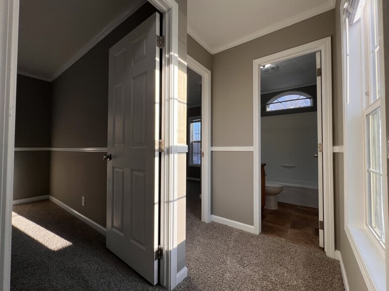 Building Photo - 237 Field Pine Dr