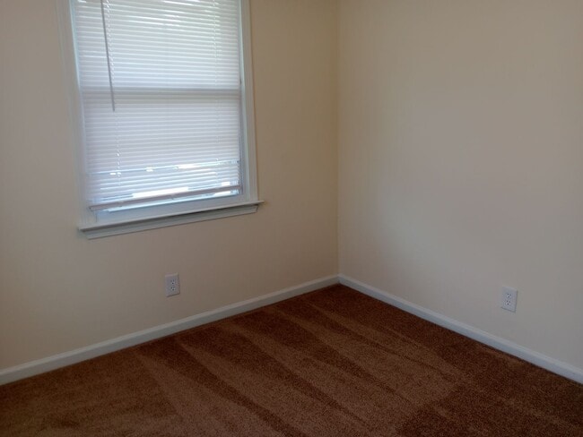 Building Photo - Darling 3 Bedroom Ranch with Fully Fenced ...