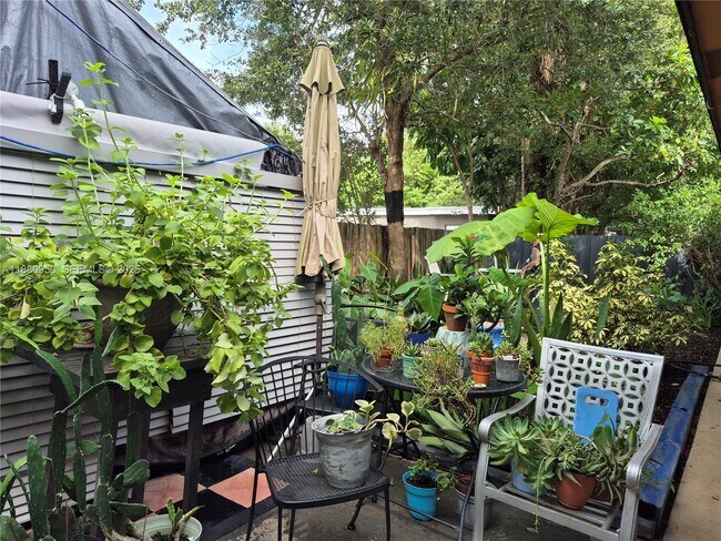 Building Photo - 4920 SW 28th Terrace