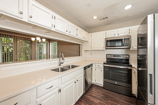 Building Photo - 871 Hampton Hill Ct