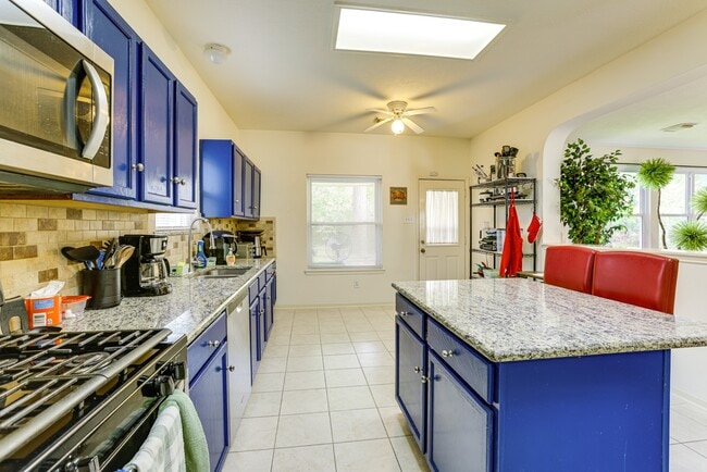 Building Photo - 618 Bending Bough Dr