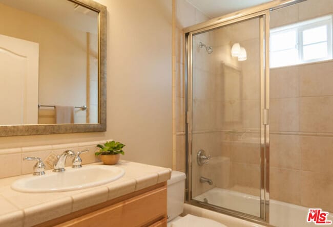 Building Photo - 826 Main St