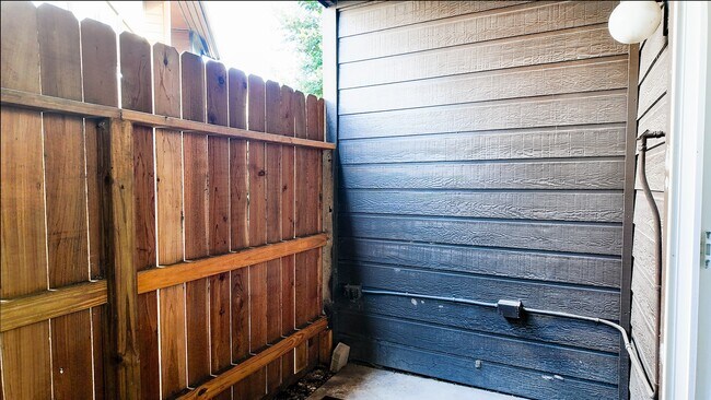 Building Photo - 8020 Braesmain Dr