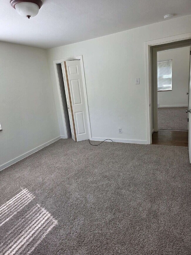 Building Photo - 300 Maxwell Dr