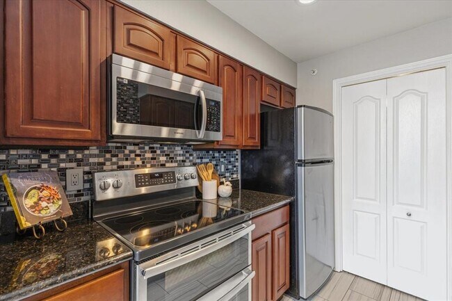 Building Photo - 6000 Shepherd Mountain Cove