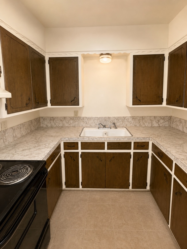 Building Photo - Cozy 1-Bed: Prime Location Near Seminole Fire Station