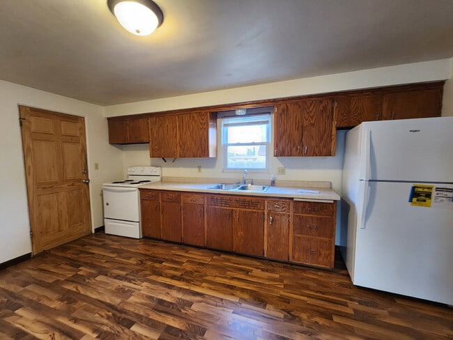 Building Photo - Updated Lower Level Apartment - Kimberly