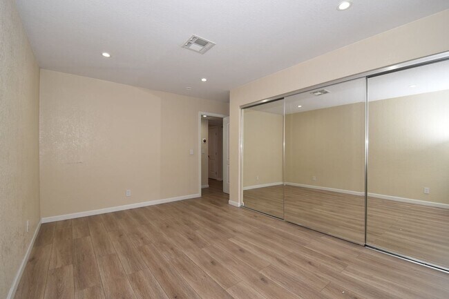 Building Photo - Stunning 2-Bedroom Condo 2nd Floor at The Lakes!