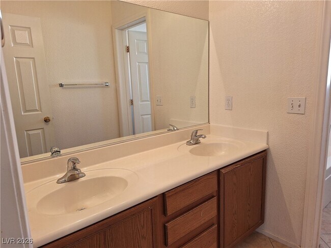 Building Photo - 1025 Jewel Springs Ln