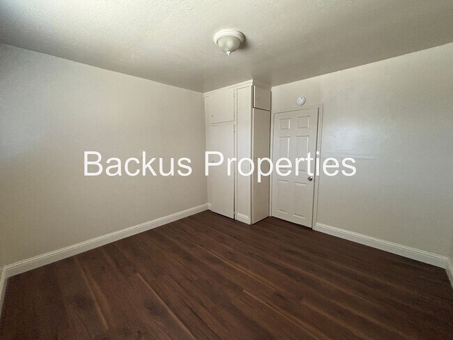 Building Photo - 516 James St