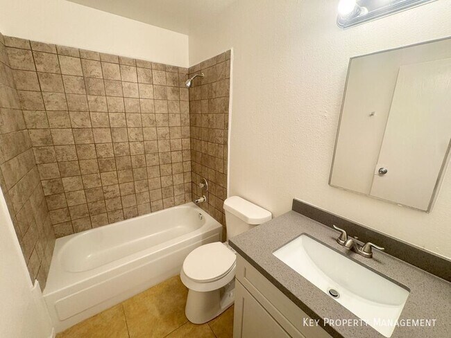 Building Photo - 1656 Stevens St