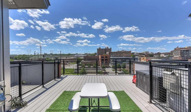 Building Photo - Luxury Downtown Condo!!