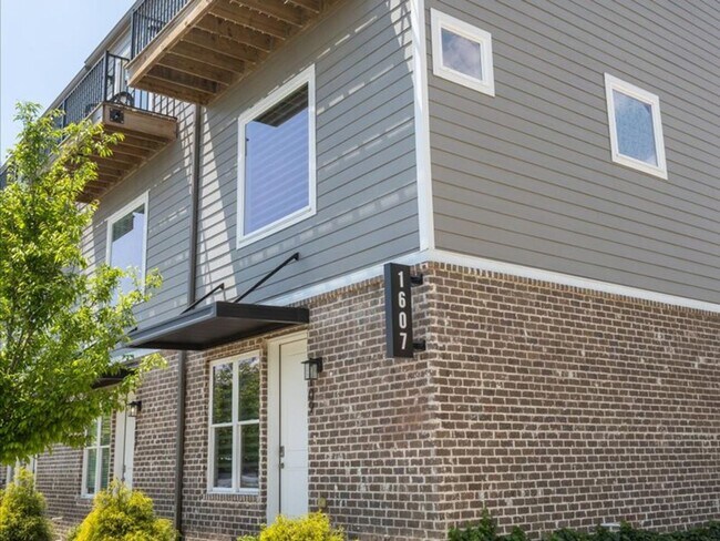 Building Photo - Flexible Lease Lengths! Furnished Southside Townhome