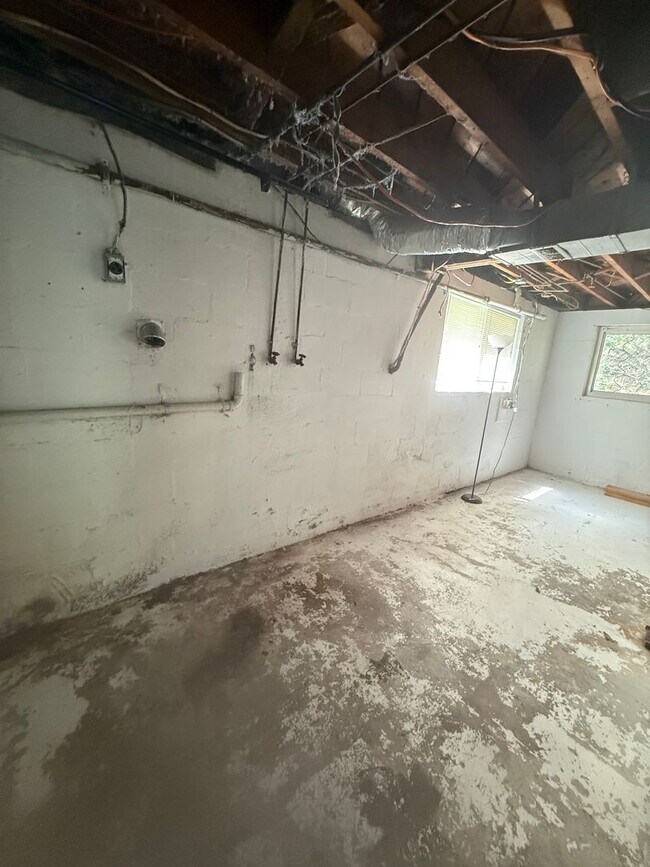 Building Photo - 3 Bedroom Single Family Home