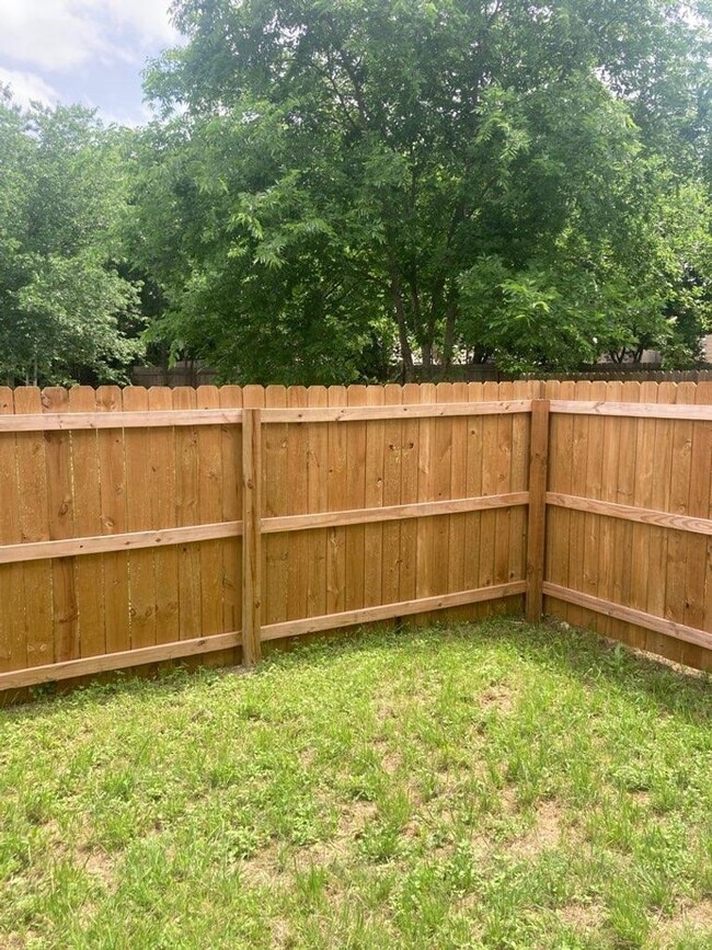 Building Photo - Spacious open concept duplex