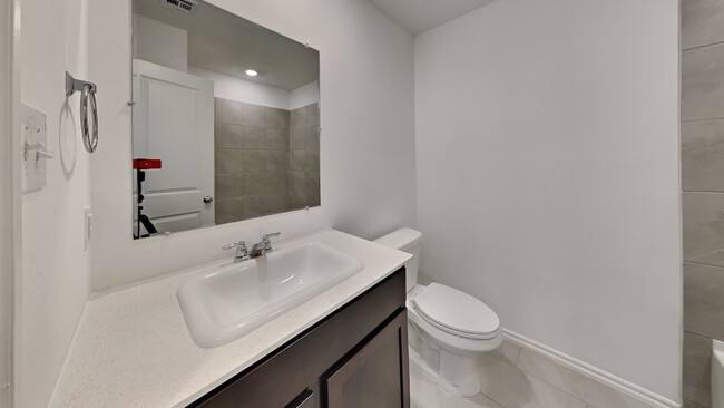 Building Photo - Nice and Spacious 3 Bedroom 2 Bathroom Hom...