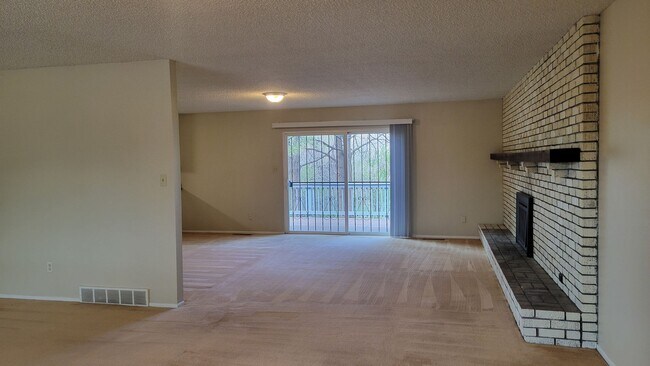 Building Photo - 4 Bed 2.5 Bath with A/C - Available Now!