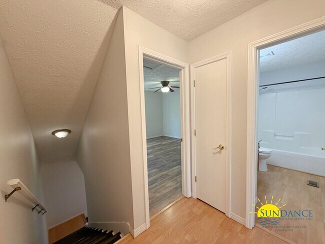 Building Photo - Gorgeous 2 Story Townhome in Fort Walton Beach!