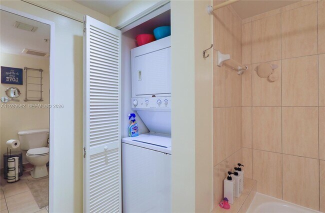 Building Photo - 1750 N Bayshore Dr