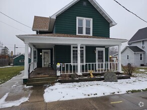 Building Photo - "Cozy 1-Bedroom Upper Duplex