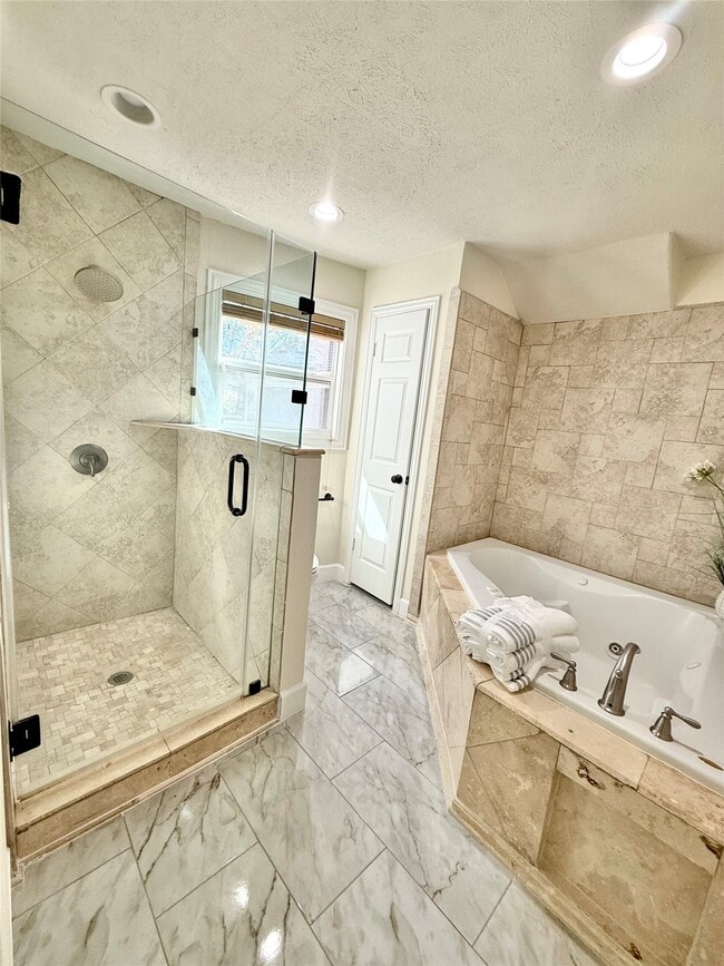 Building Photo - 2502 Lake Gardens Ct