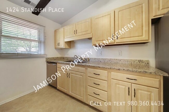 Building Photo - 1424 Standish Pl