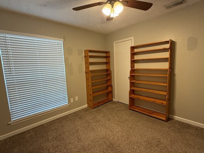 Building Photo - 306 Flora Vista Dr