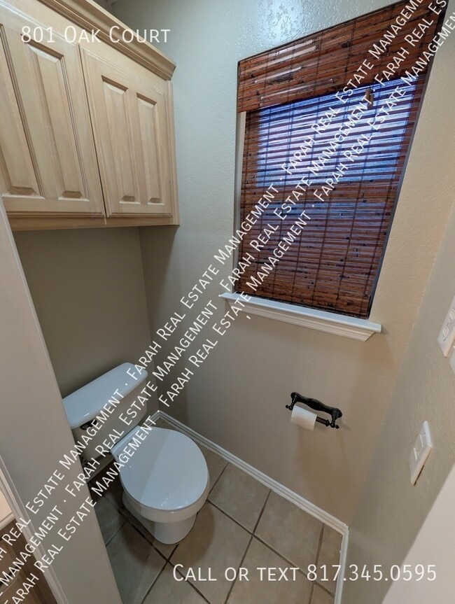 Building Photo - 801 Oak Ct