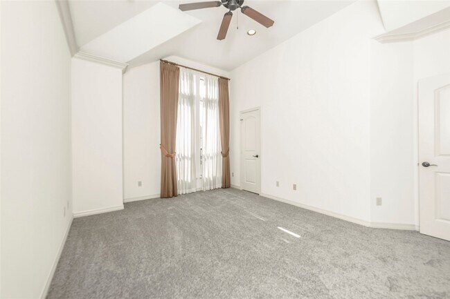Building Photo - 3123 Fairdale Oaks E