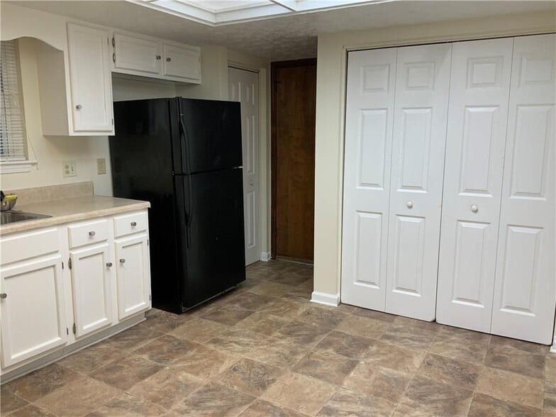 Building Photo - 4167 Oak Ferry Dr NE