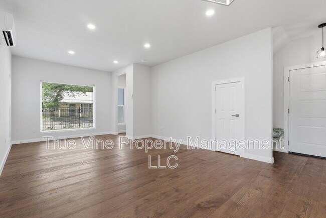 Building Photo - 216 E Fest St