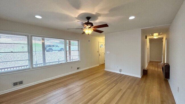 Building Photo - 1476 Lively Ridge Rd NE