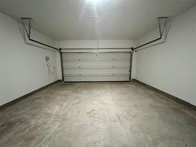 Building Photo - 2400 Fullmoon Dr