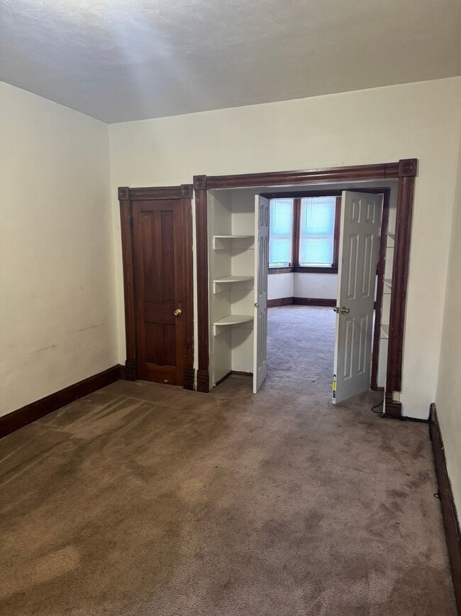 Building Photo - 4 bedroom, 1 bath, half double