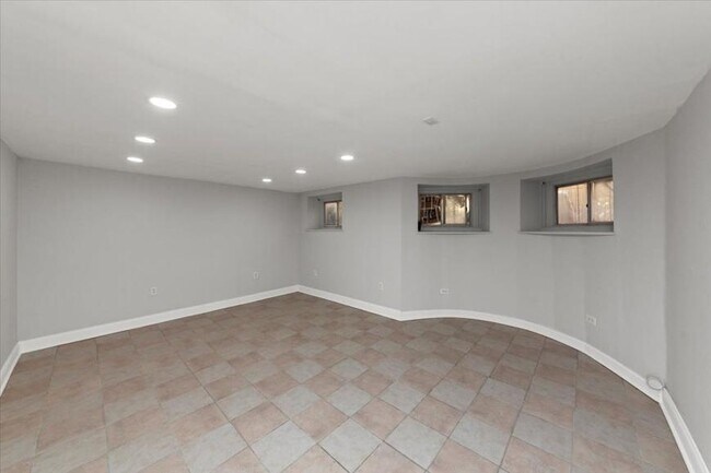 Building Photo - 3 bedroom in Chicago IL 60640