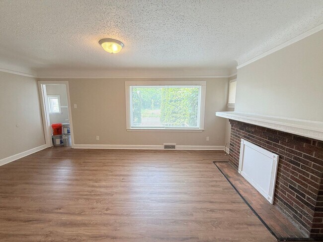 Building Photo - Renovated 3-Bedroom Home – We Welcome Sect...