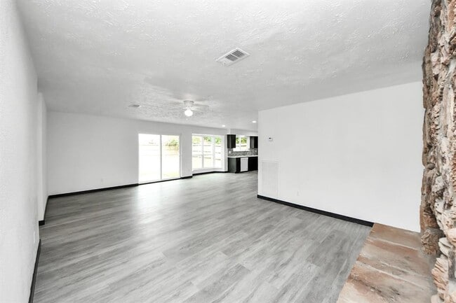 Building Photo - 4015 Lufborough Dr