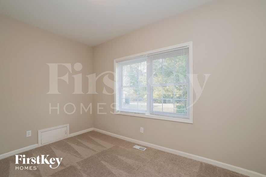 Building Photo - 1 N White Pines Dr