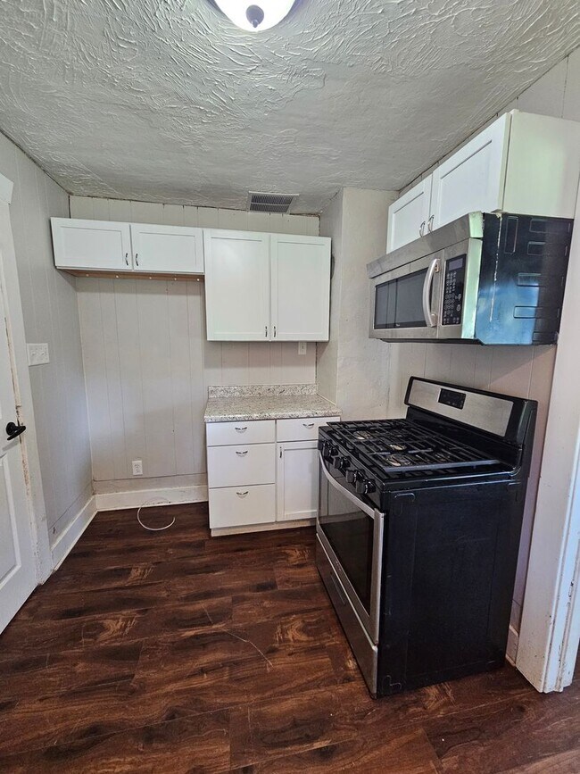 Building Photo - 2 bedroom | 1 Bathroom Home | Pets Welcome!
