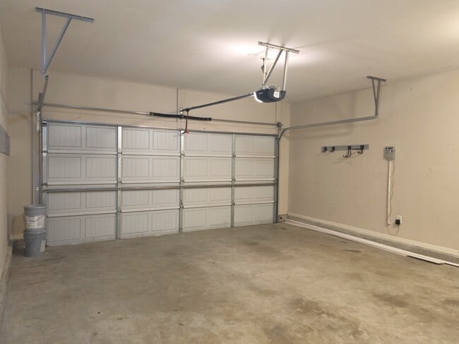 Building Photo - 215 Claudia Dr