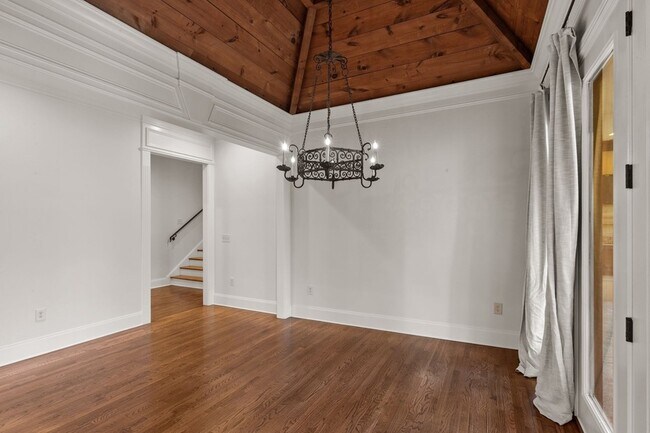 Building Photo - 2019 Overhill Dr