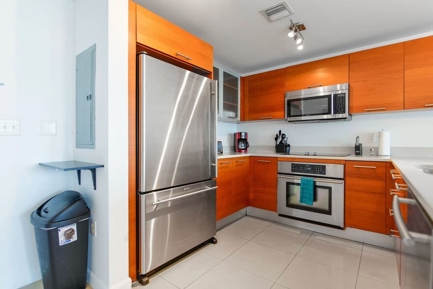 Building Photo - 3250 NE 1st Ave