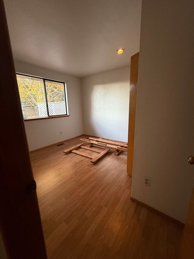 Building Photo - 2024 SE 8th Dr