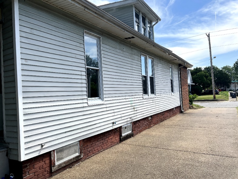 Building Photo - 621 S Rotherwood Ave