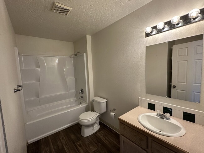 Building Photo - Upper Level 2 Bed 1 Bath Apartment
