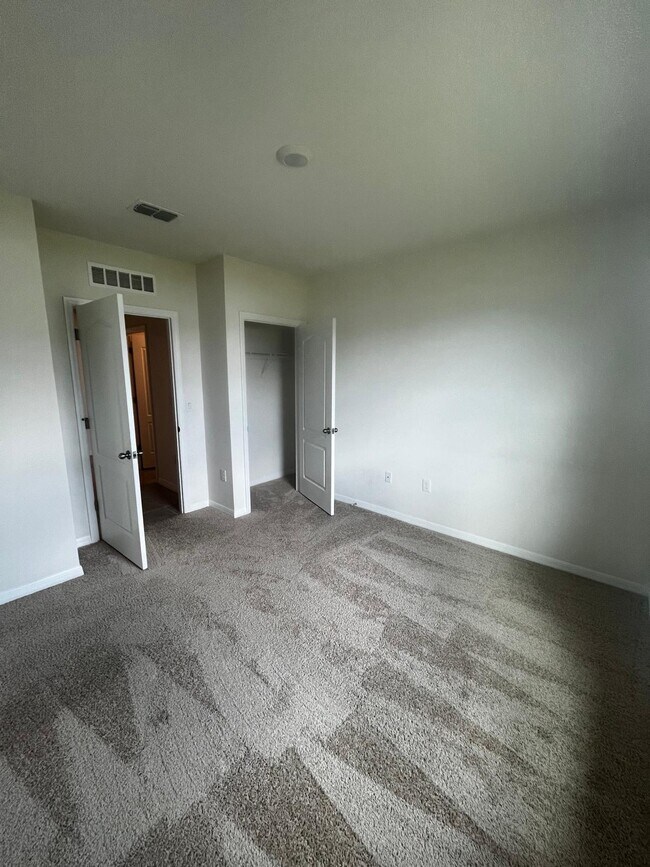 Building Photo - 1450 Riverboat Dr