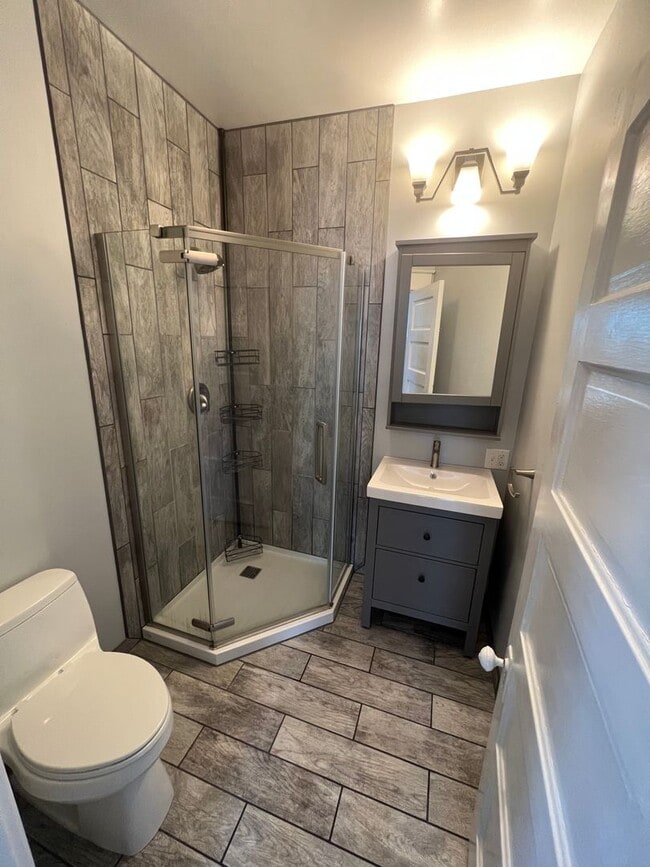 Building Photo - AVAILABLE July - Perfect 2 Bed 1 Bath In Hillside Neighborhood