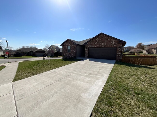 Building Photo - Beautiful 5 Bedroom!