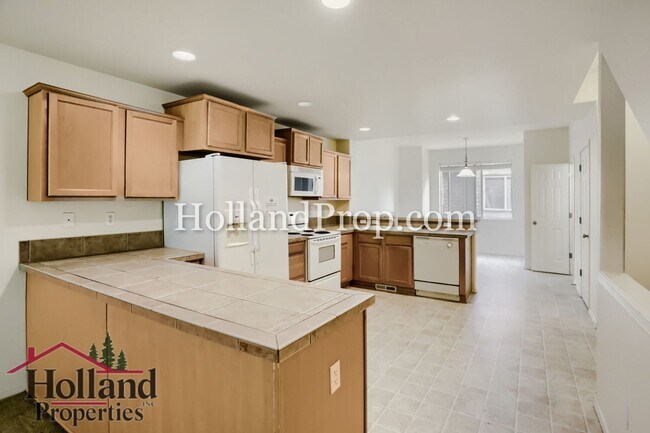 Building Photo - Modern Townhome Near MAX, Nike & High-Tech Corridor