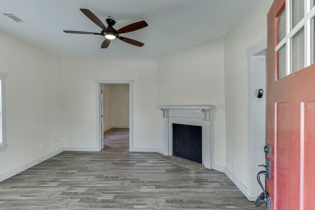 Building Photo - 1051 Gage Dr